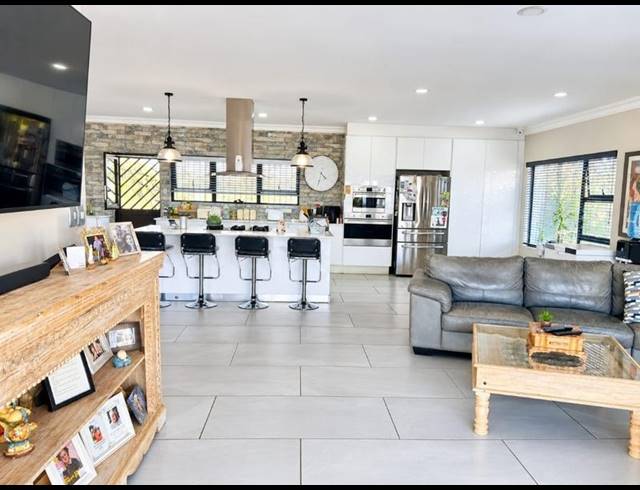 5 BEDROOM HOUSE FOR SALE IN SUNNYROCK